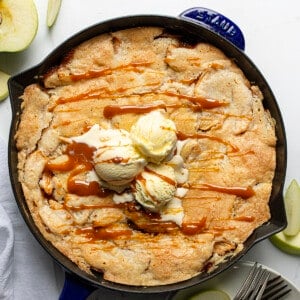 锅的瑞典苹果派在白色的表把苹果从开销。