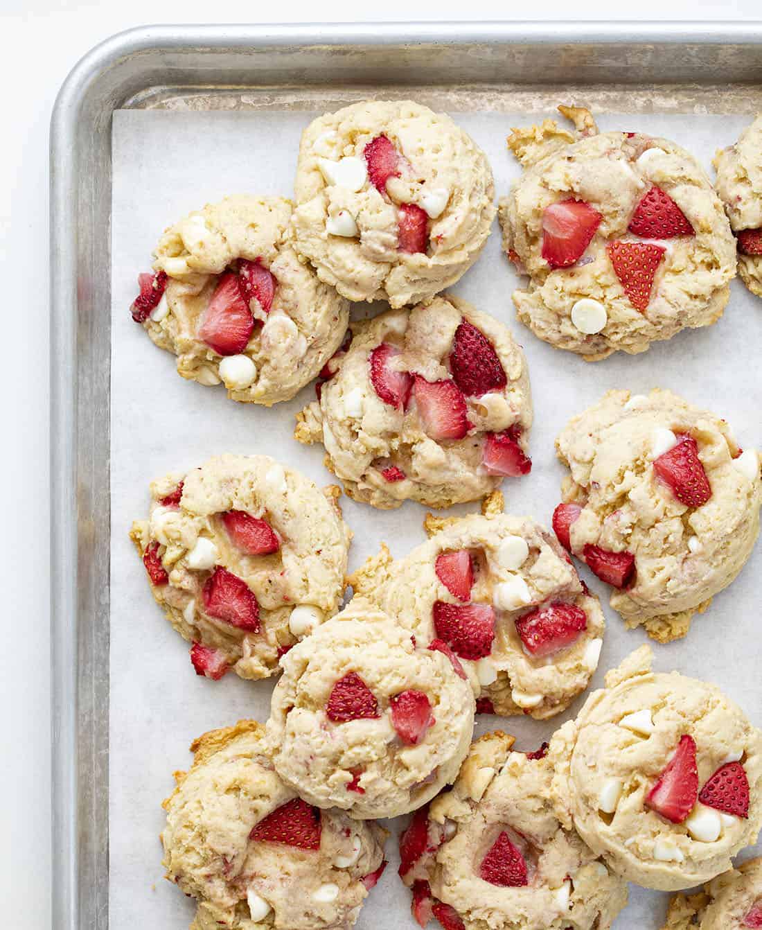 头顶上一盘软批草莓饼干的形象