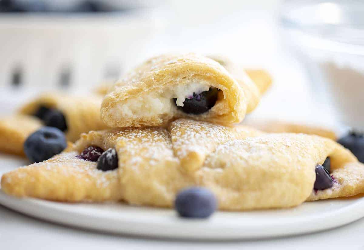 咬一口蓝莓奶油奶酪月牙