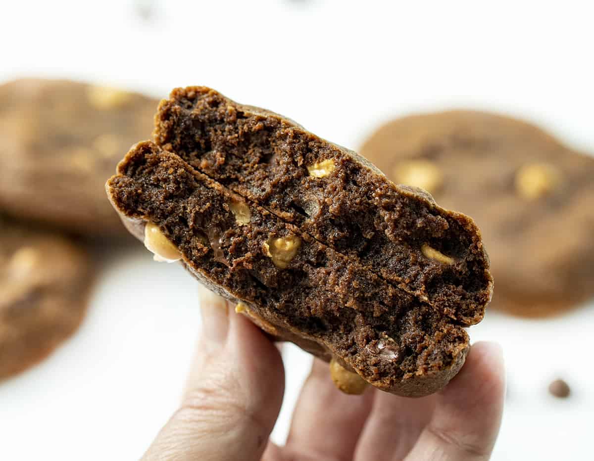 切成两半的巧克力花生酱曲奇