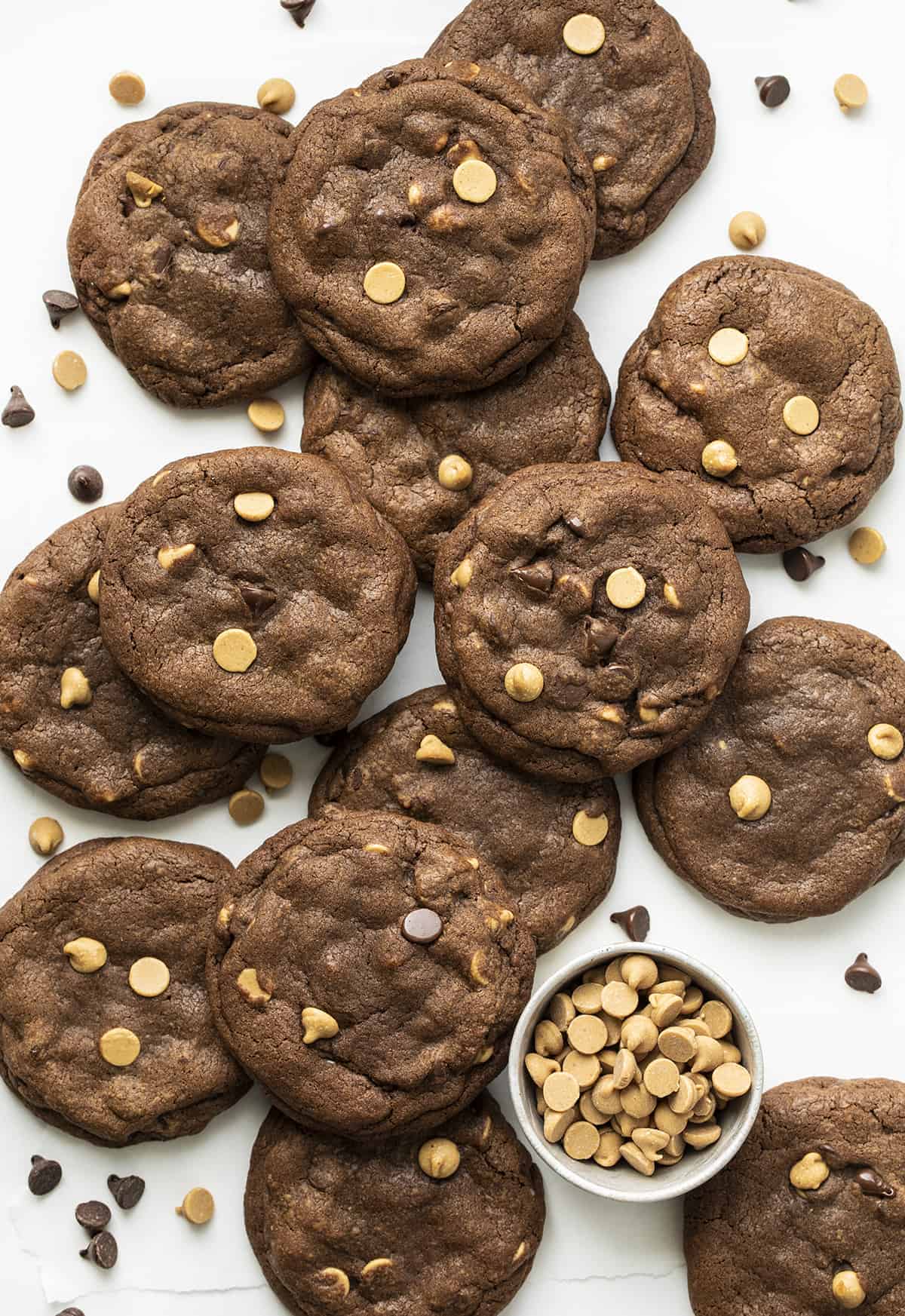 上面有巧克力花生酱饼干