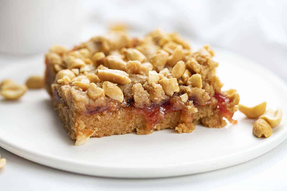 盘子里的花生酱和果冻棒