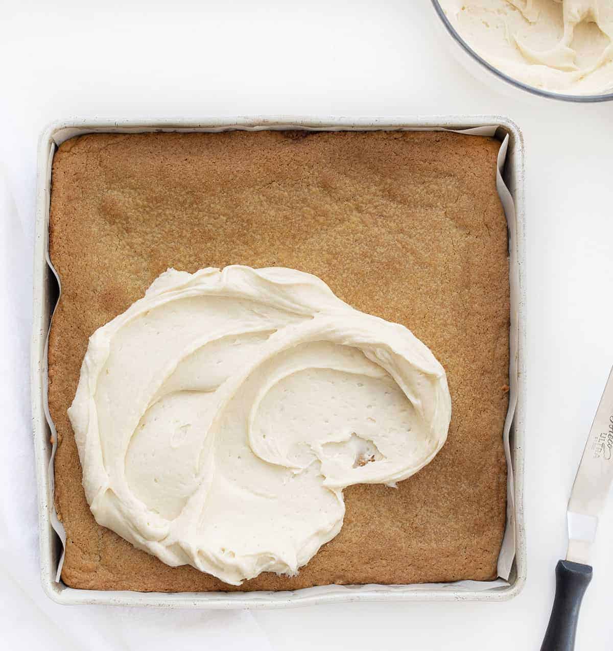 在肉桂卷中加入糖霜