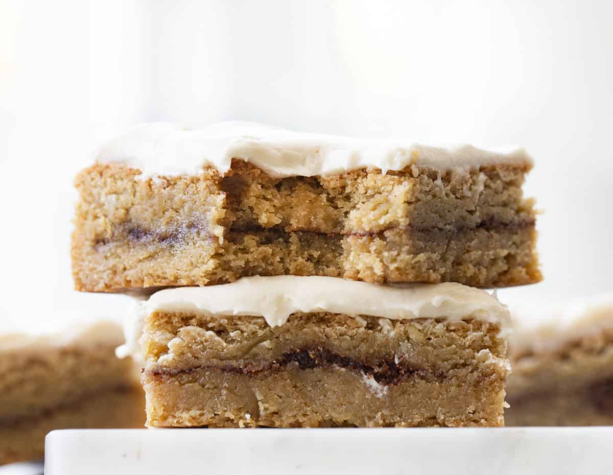 层叠肉桂卷配奶油芝士糖霜