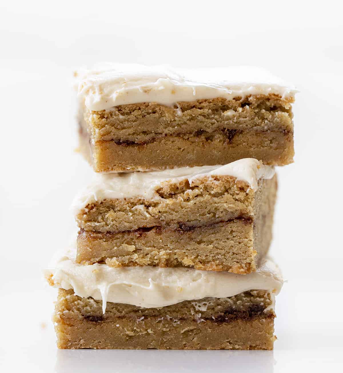 堆叠肉桂卷金发蛋糕