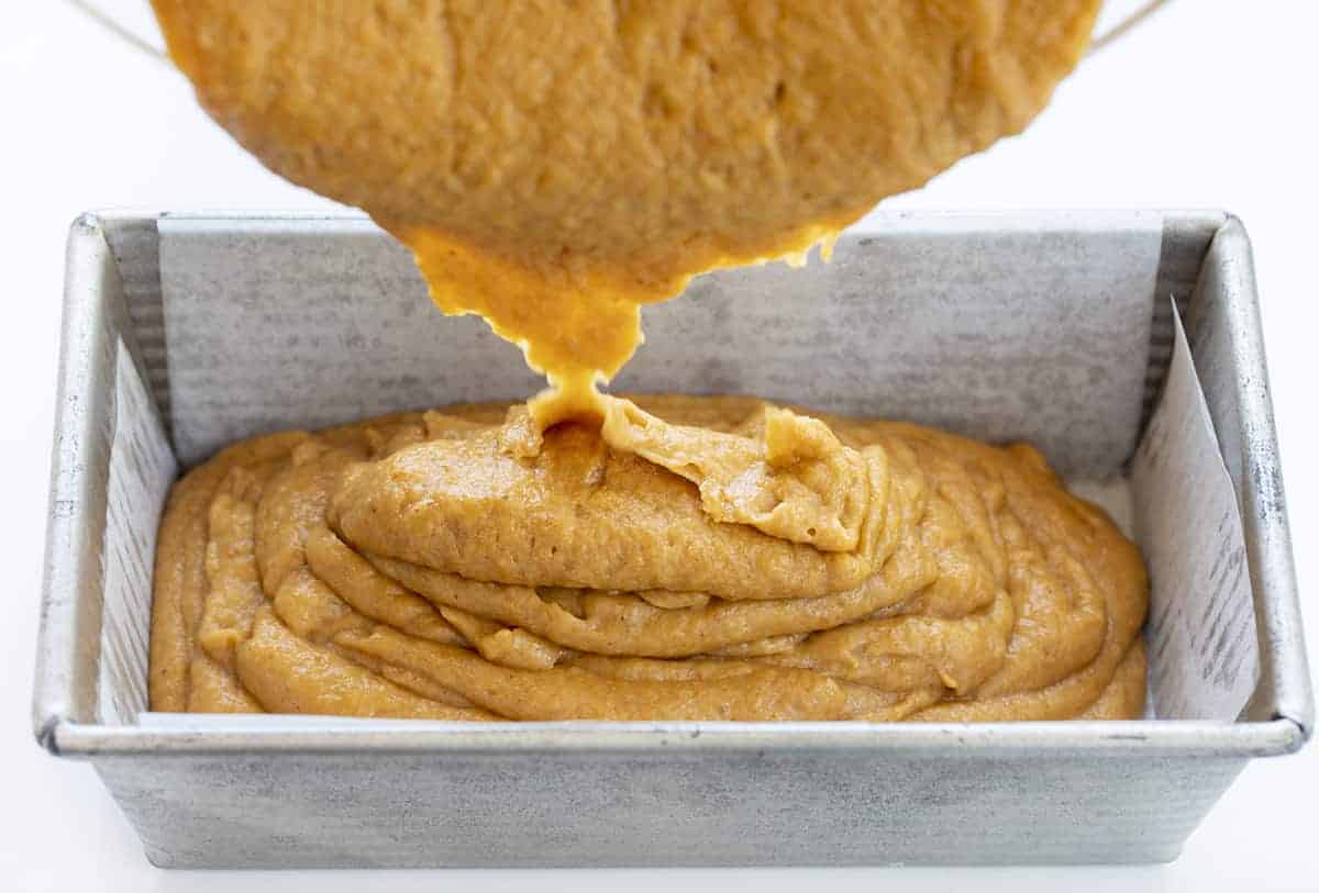 在平底锅中加入南瓜面包面糊