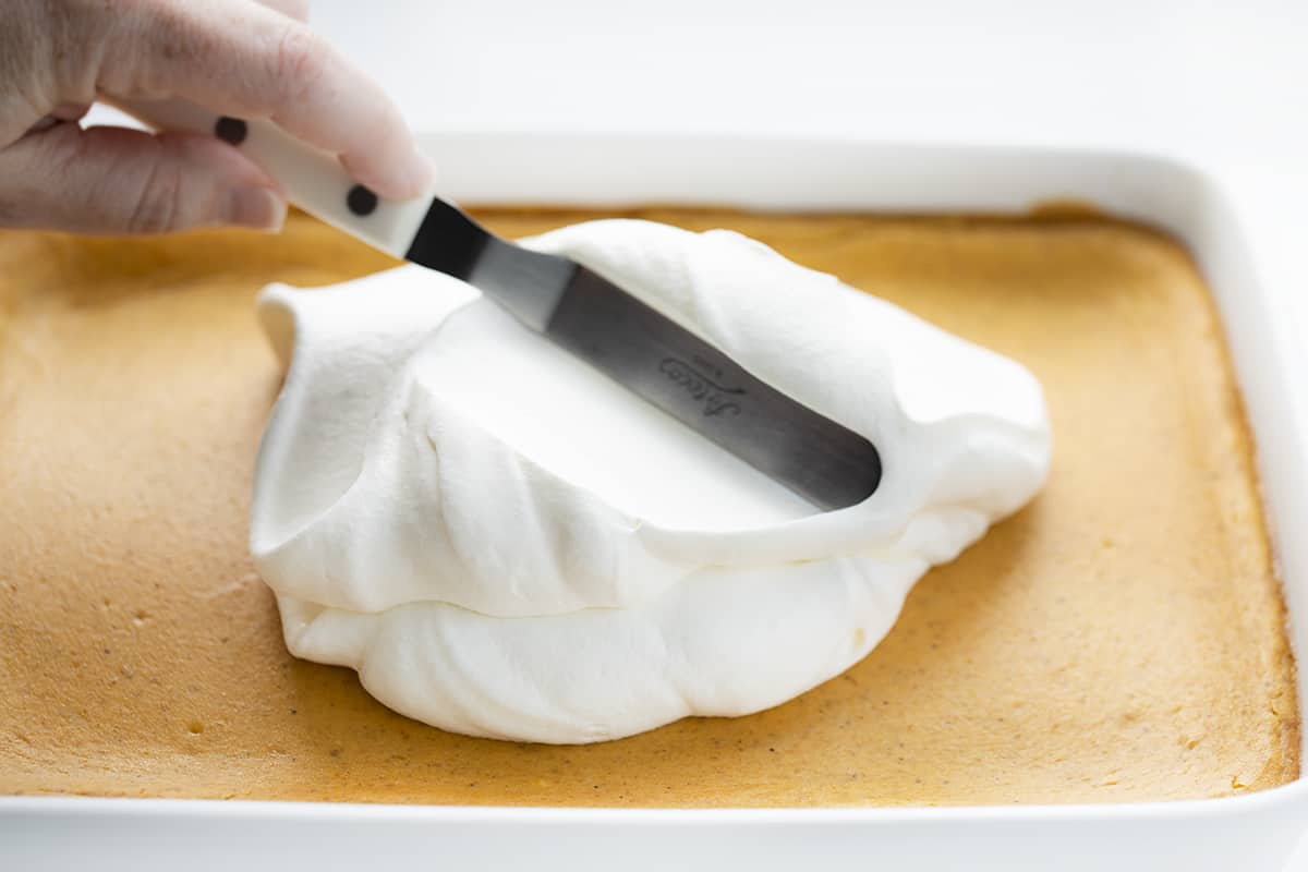 在南瓜棒上撒上奶油。南瓜甜点，甜点，烘焙，秋天烘焙，甜点食谱，南瓜芝士蛋糕，全麦饼干皮，奶油浇头，足球甜点，超级碗甜点，圣诞甜点，我是面包师，iambaker