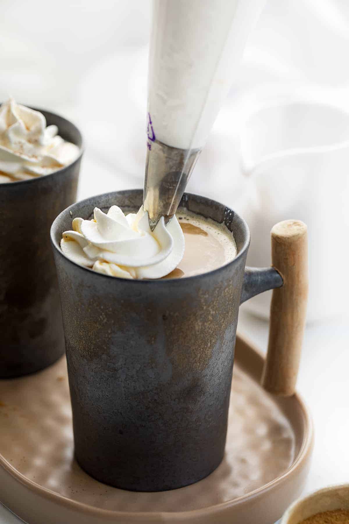 在南瓜拿铁中加入鲜奶油