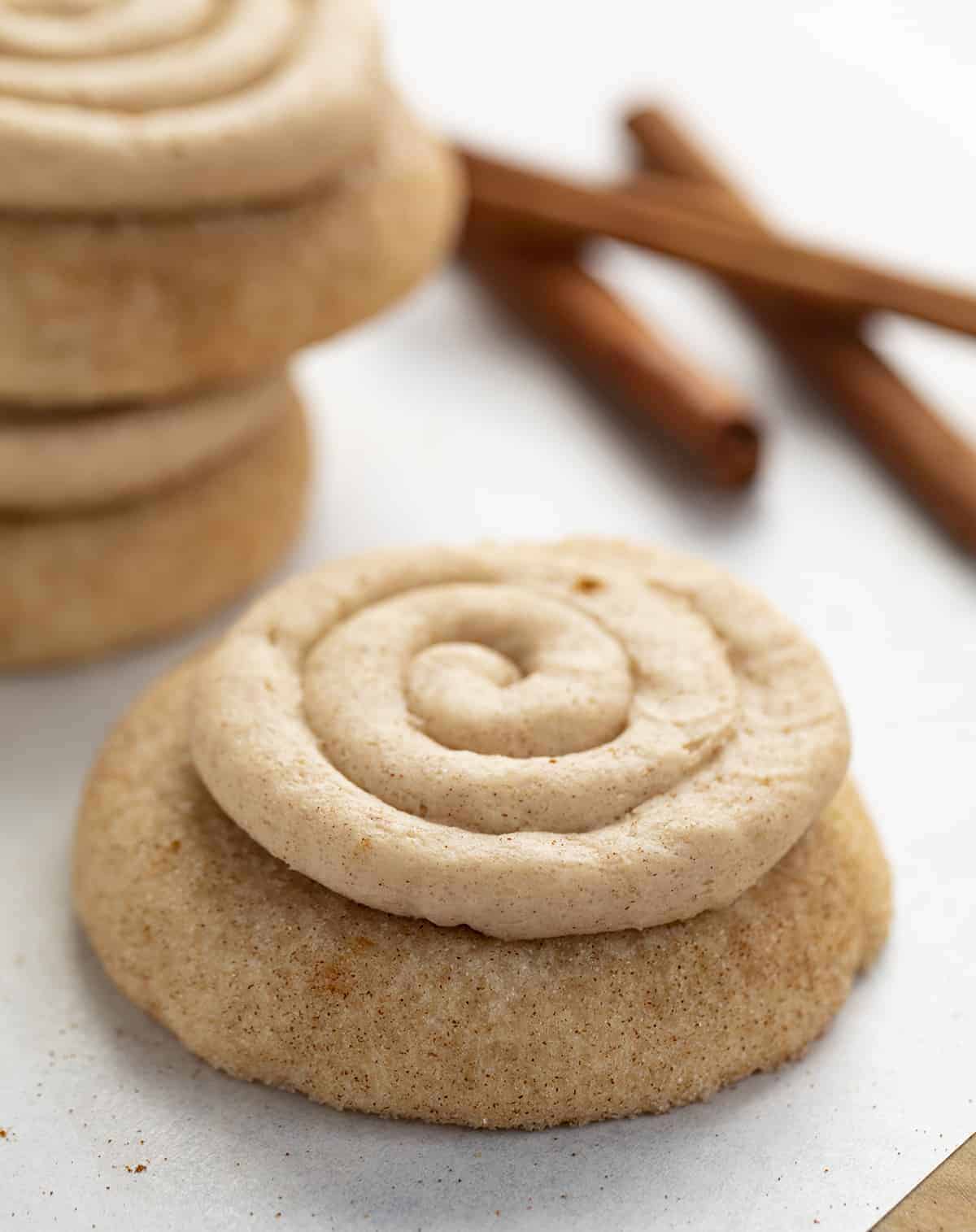 油条饼干在羊皮纸与管道奶油