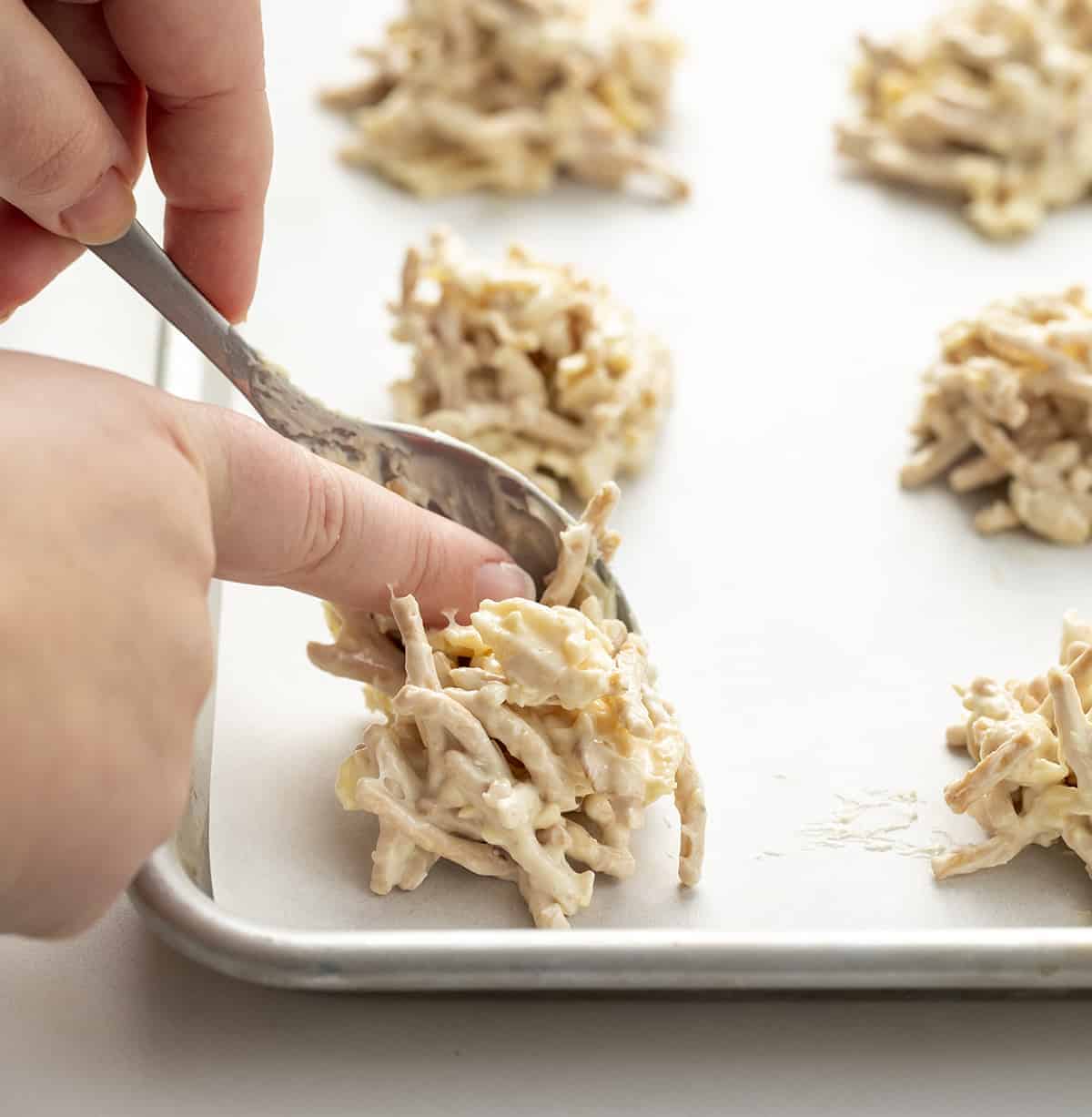 手滴干草堆到Sheetpan