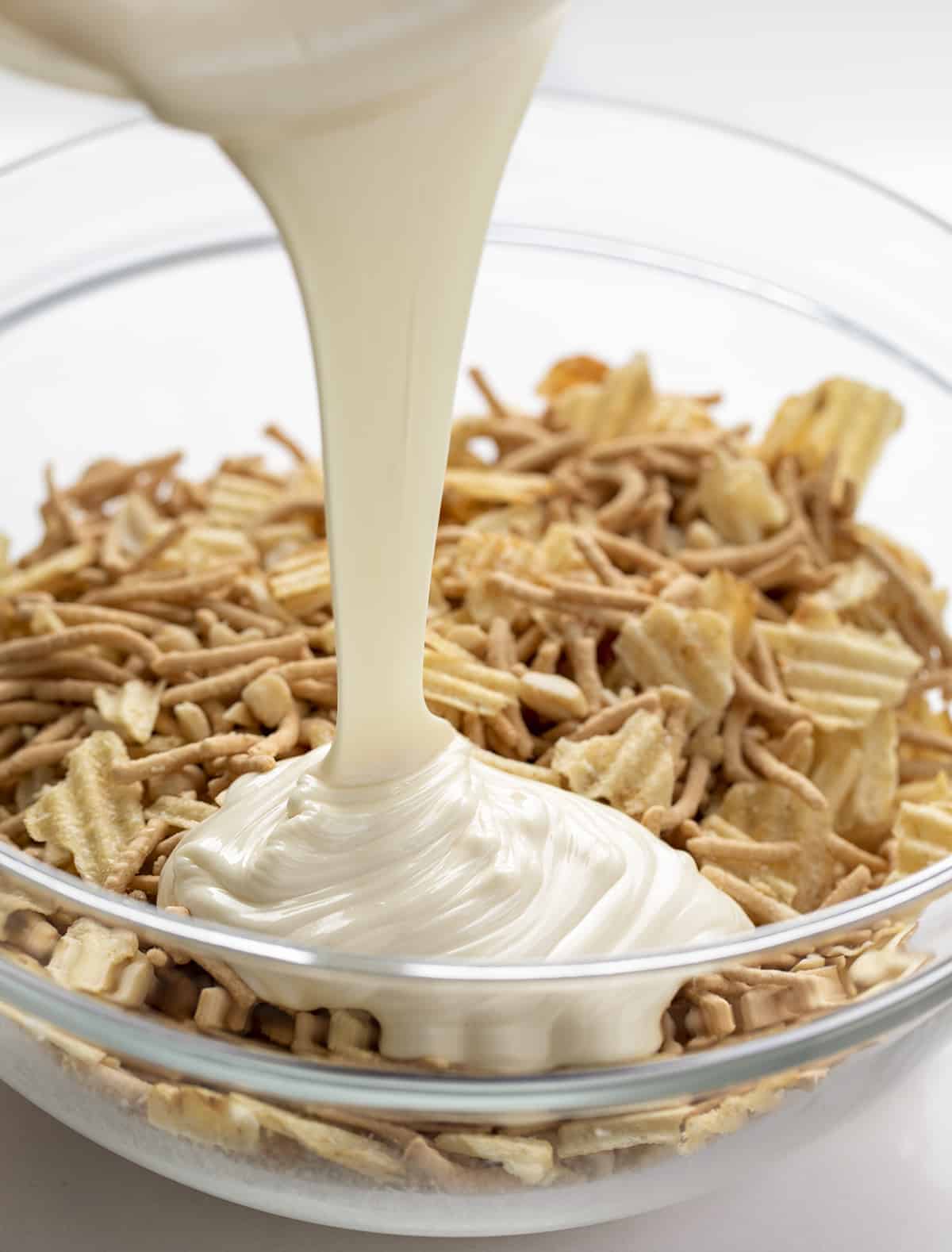 将杏仁皮倒在干草堆的配料上