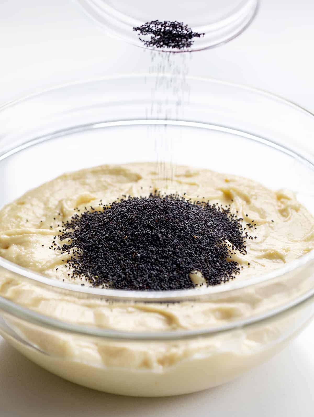 在柠檬罂粟籽松饼面糊中加入罂粟籽