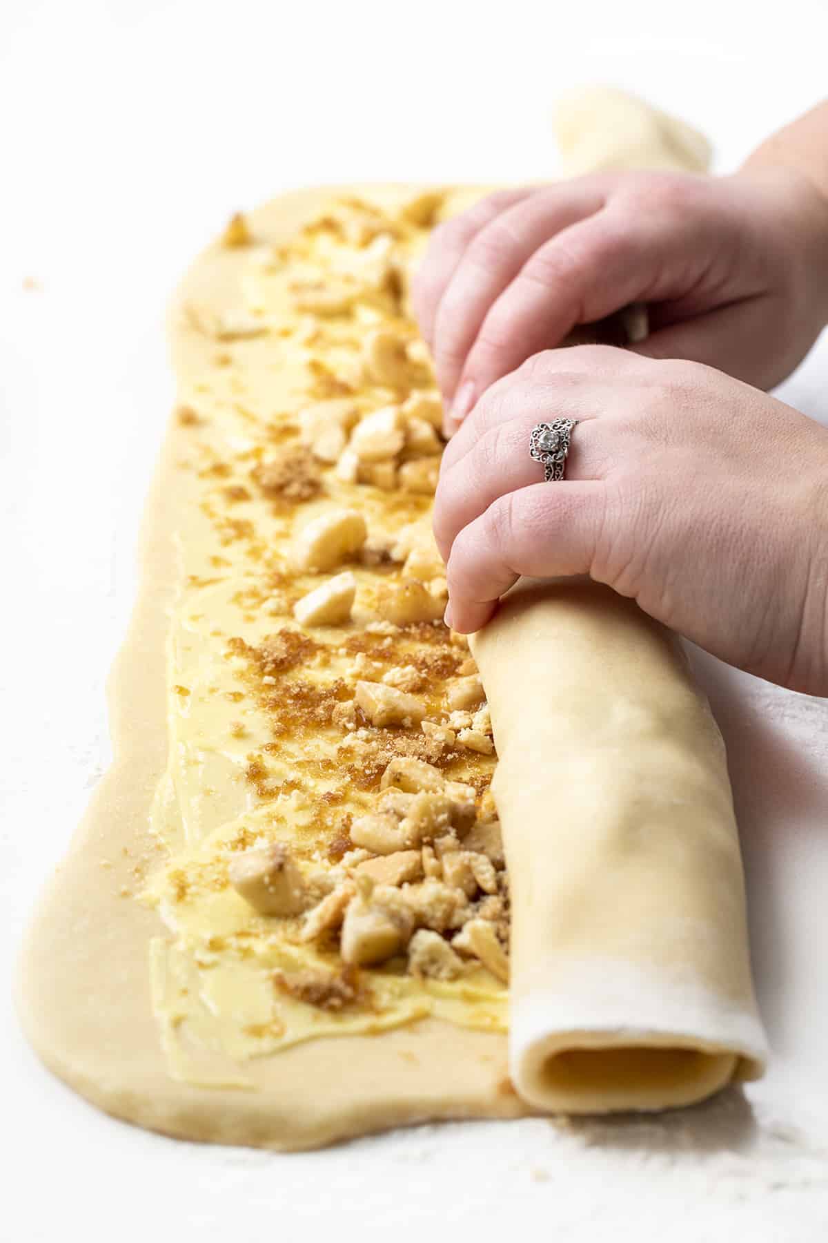 对香蕉甜卷卷起面团