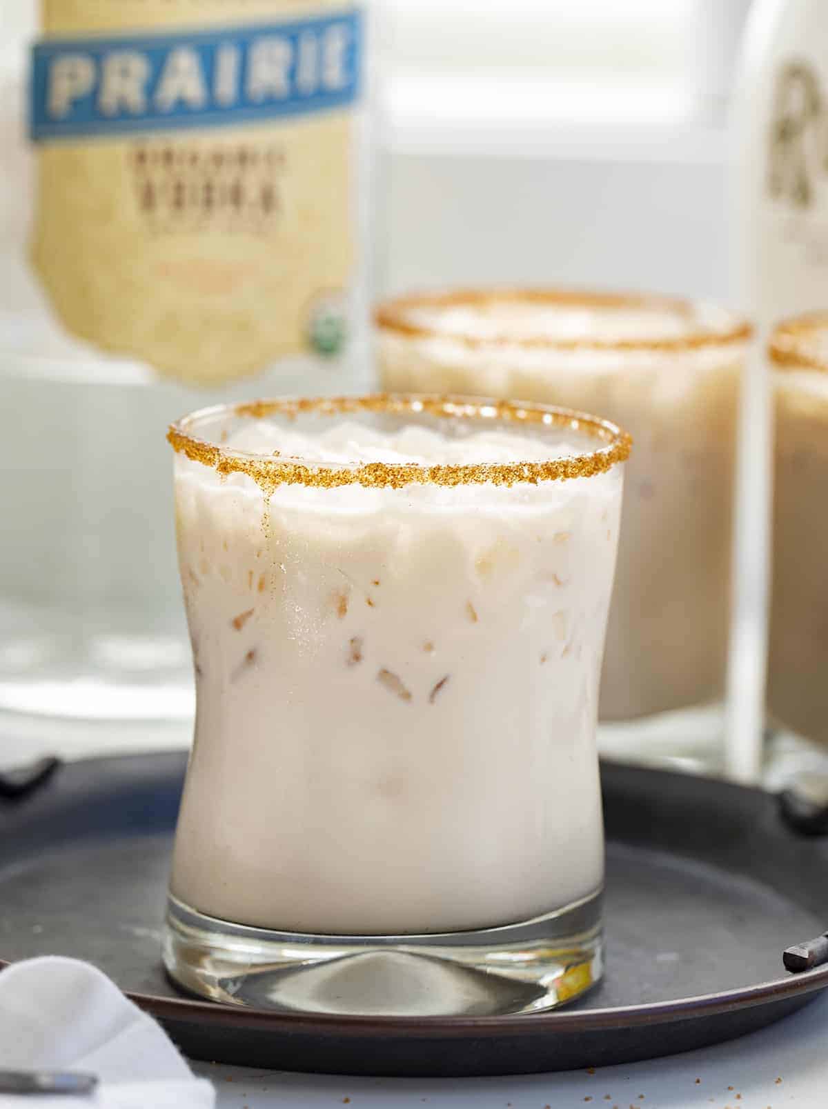 一杯白色俄罗斯鸡尾酒拼盘