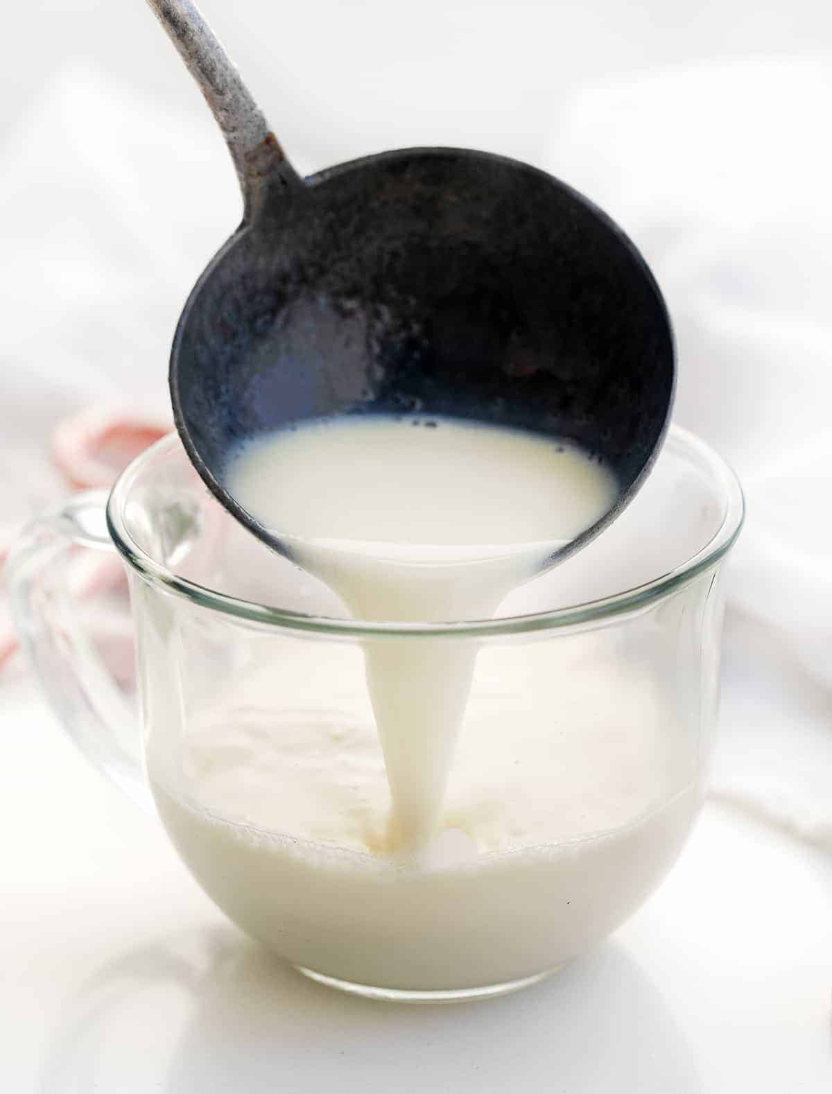 把白巧克力杯热可可