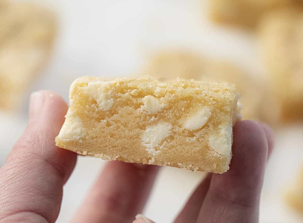 手拿着一个白巧克力Blondies