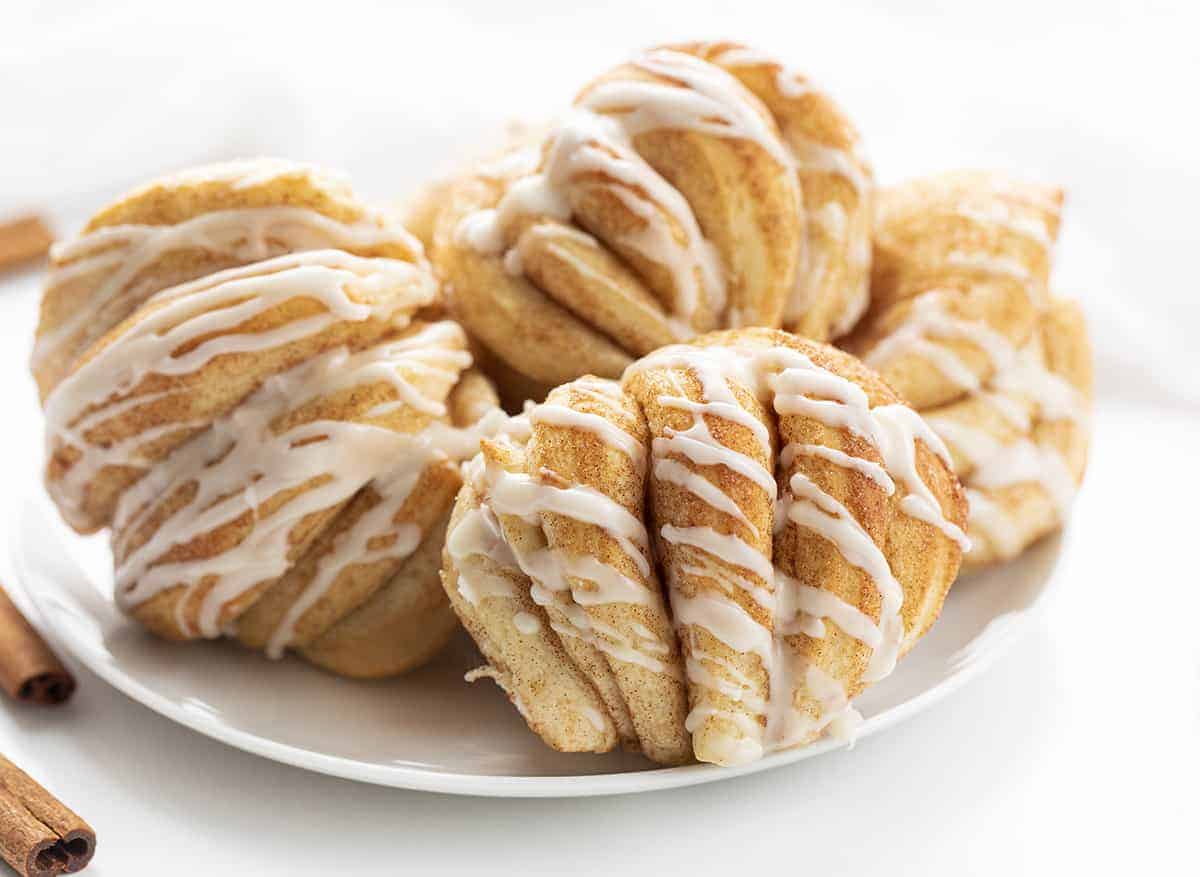 白色盘子，上面有肉桂黄油卷