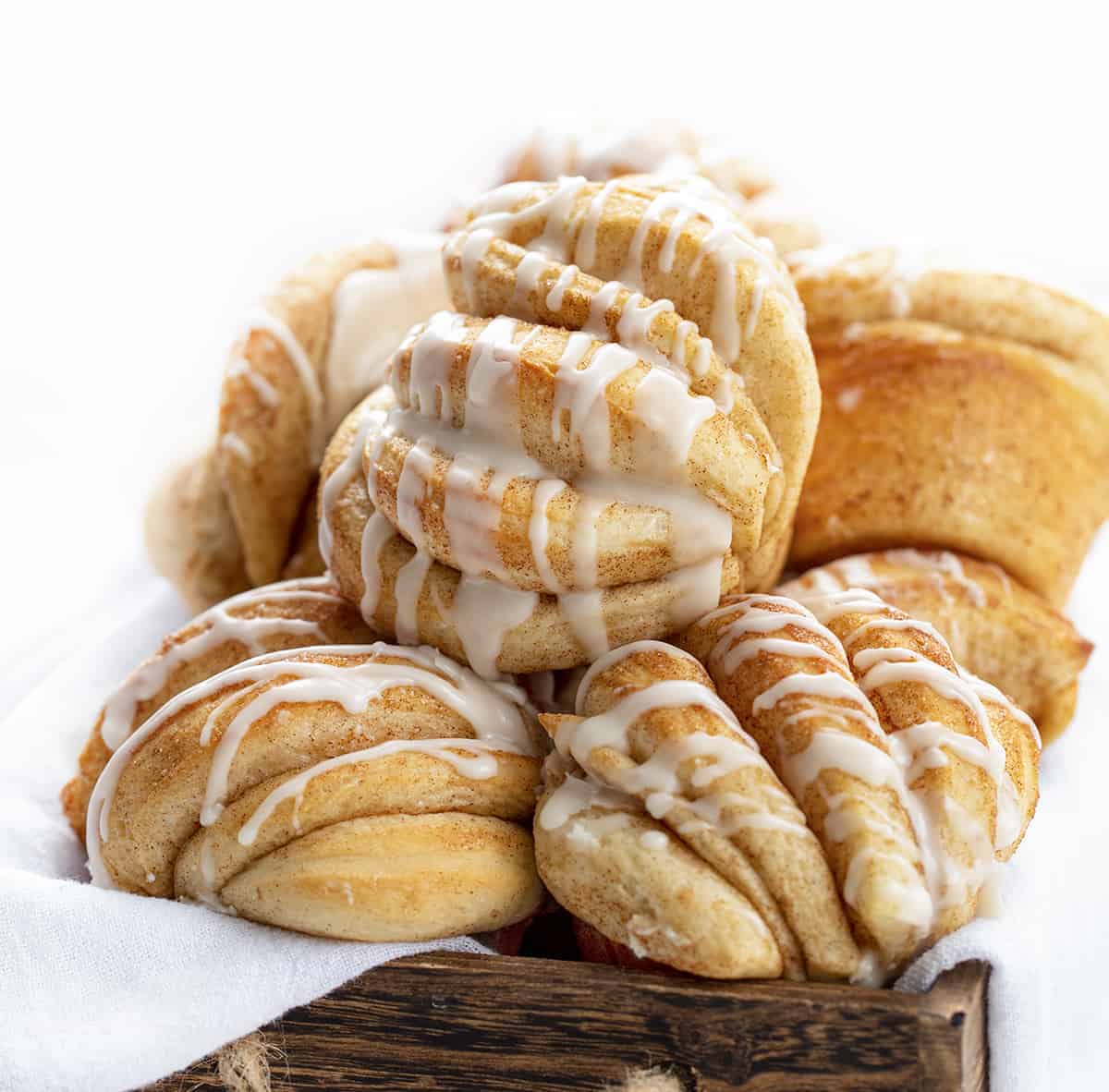 一篮子肉桂奶油卷