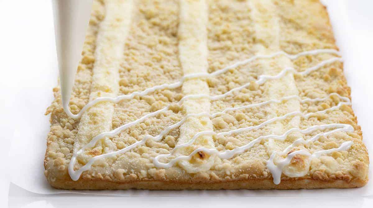 在烤奶油乳酪甜面包早餐中加入糖霜