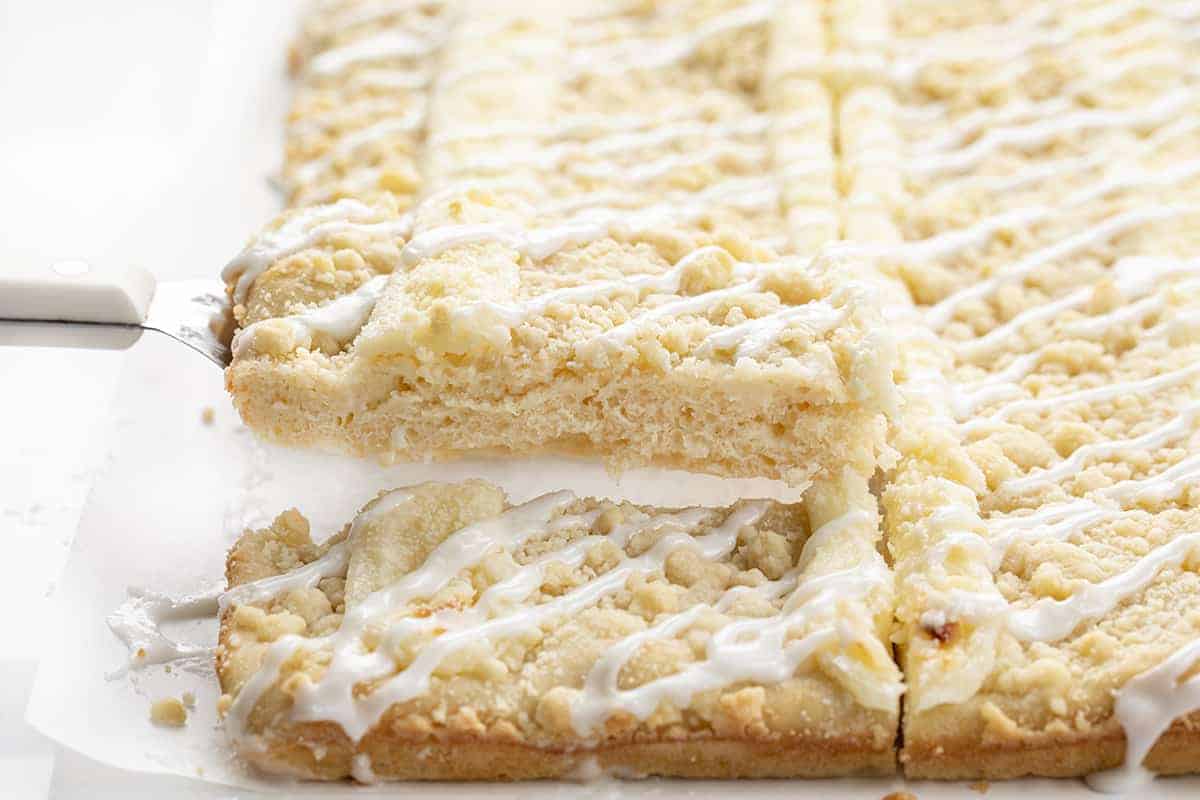 从羊皮纸上拿起一块奶油奶酪甜面包早餐