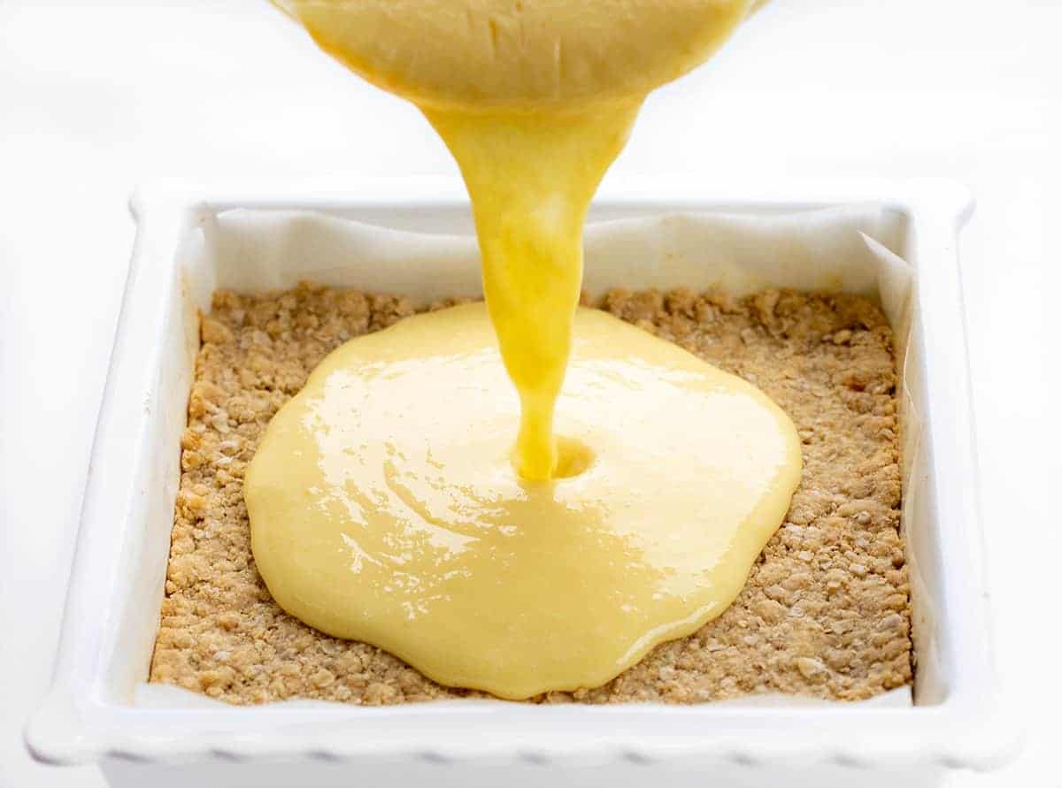 在柠檬面包屑中加入柠檬馅料