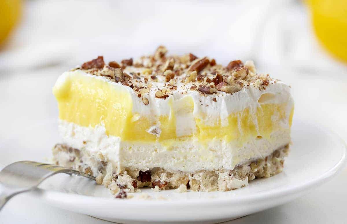 块柠檬郁郁葱葱的白色盘子咬移除。