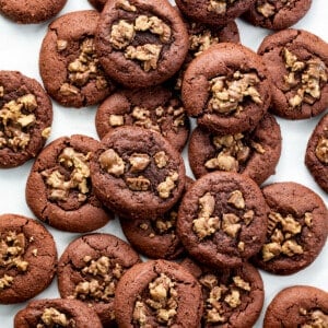 Reese's Cake Mix Cookies在头顶的白色反击镜头上。