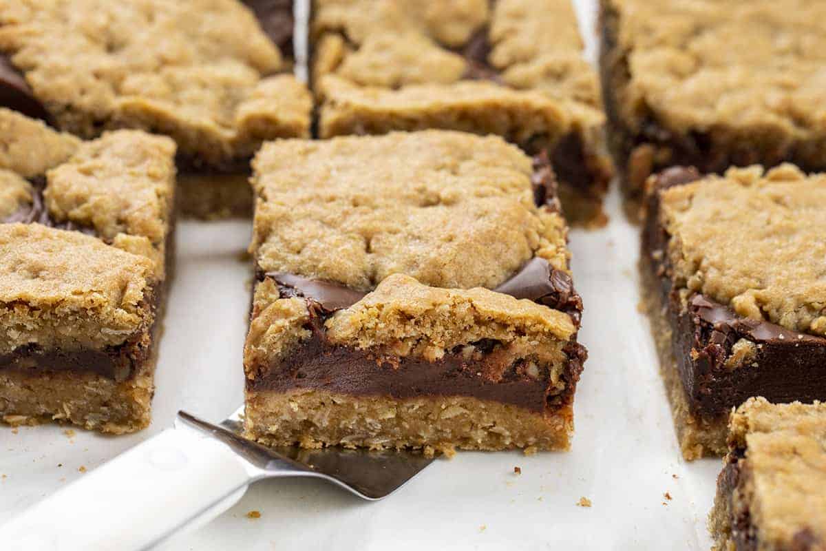 抹刀从一张羊皮纸上捡起一个狂欢