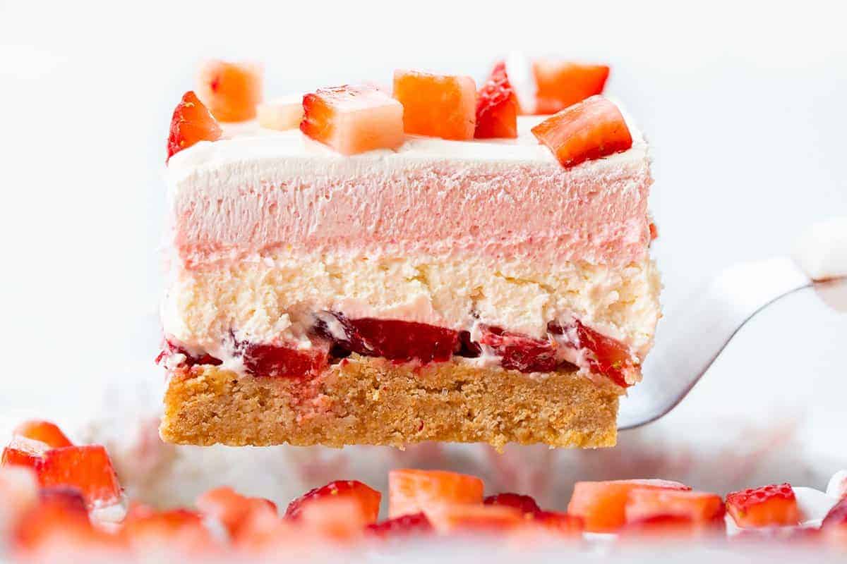 铲子拿起一块不烘烤的草莓软糖