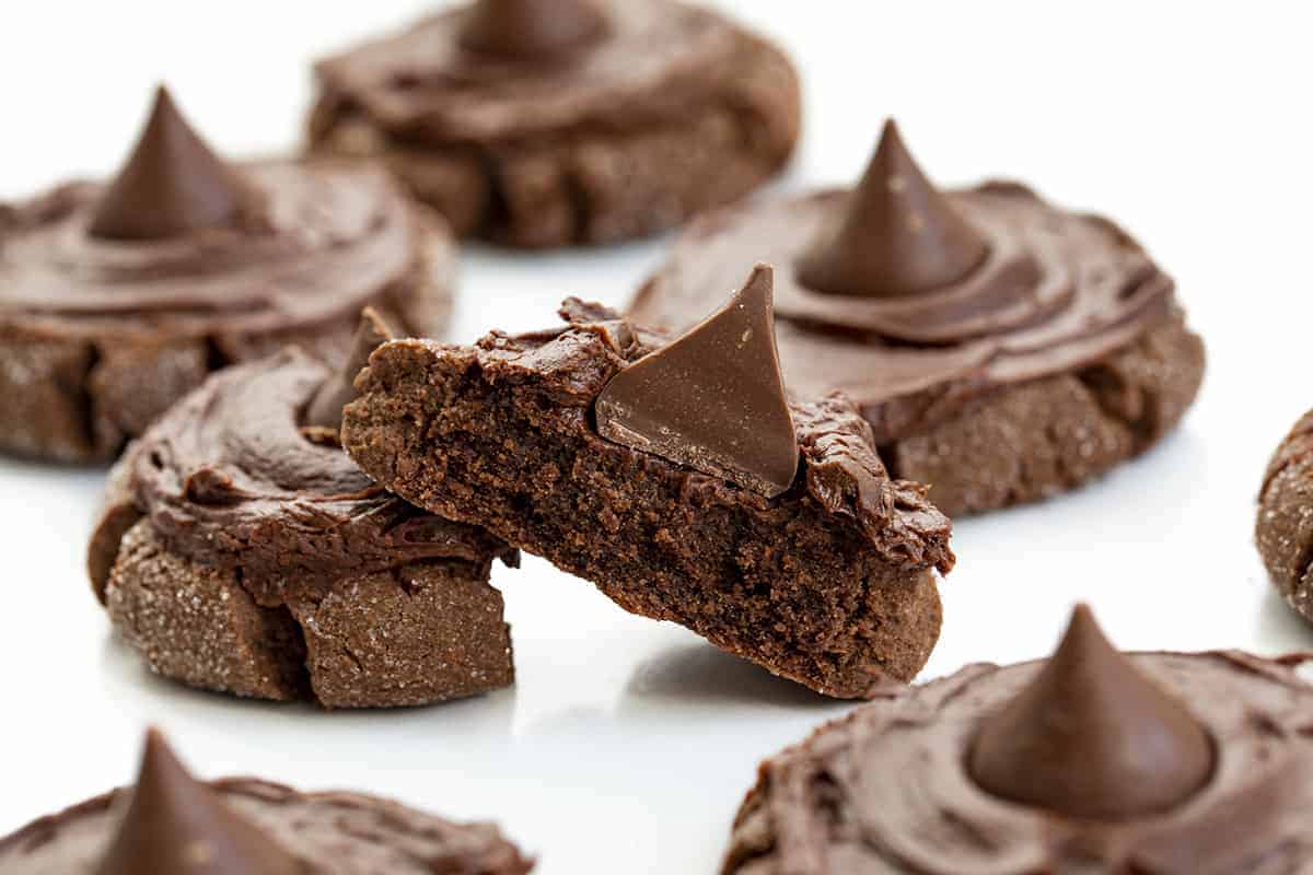 三朵巧克力花裂成两半，放在白色的表面上。