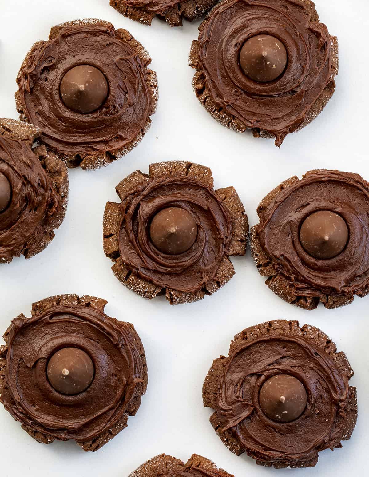 头顶上的三个巧克力花在白色表面。