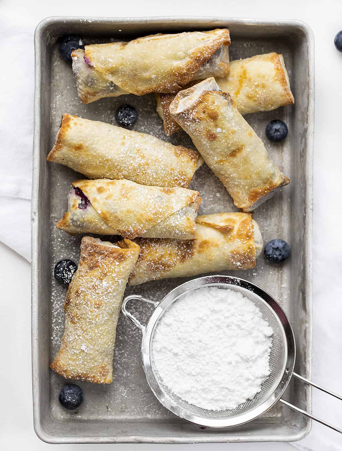 蓝莓芝士蛋糕蛋卷，上面撒上砂糖。甜点蛋卷，甜点，蛋卷，蛋卷食谱，蓝莓芝士蛋糕，芝士蛋糕，零食，甜点开胃菜，热甜点，蓝莓甜点，夏天甜点，如何做芝士蛋糕蛋卷，食谱，我是面包师，iambaker