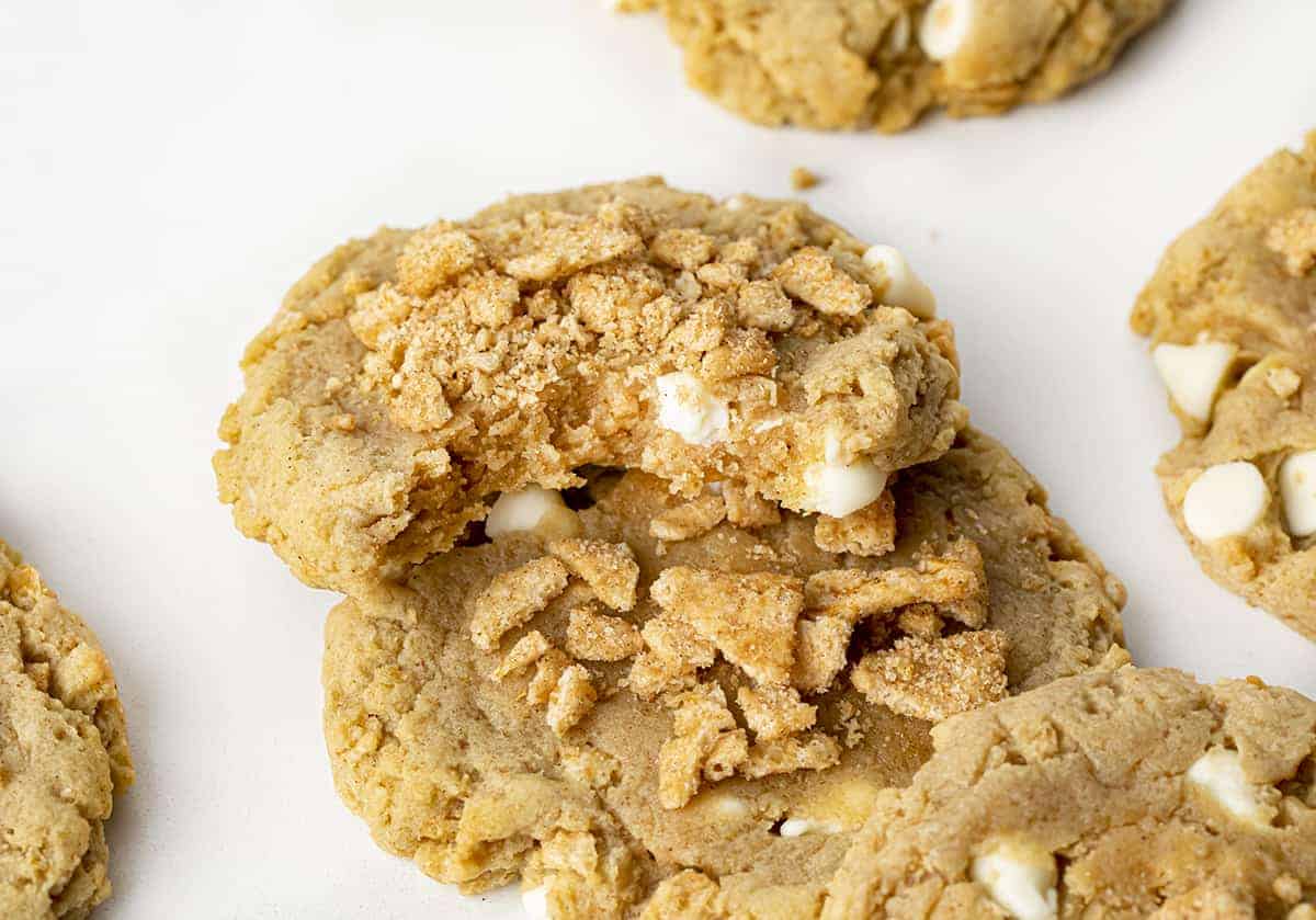 到肉桂吐司紧缩饼干放在另一个Cookie。