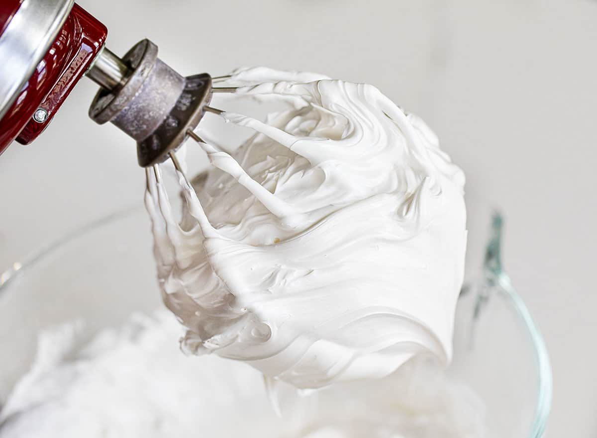 搅拌机附件充满自制棉花糖绒毛