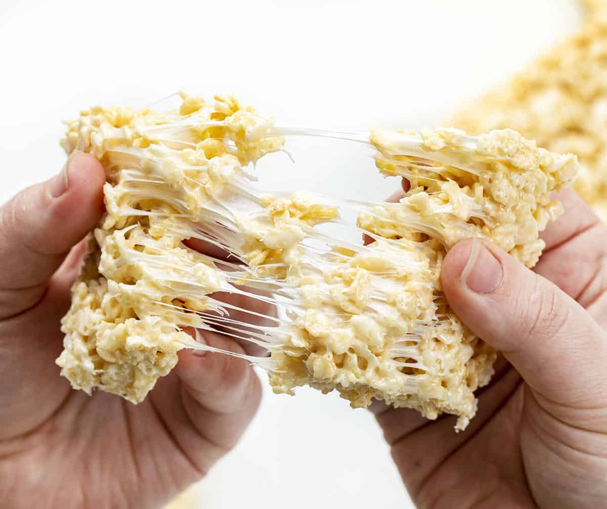 用两只手拉开柔软的米花条- TikTok上的米花条