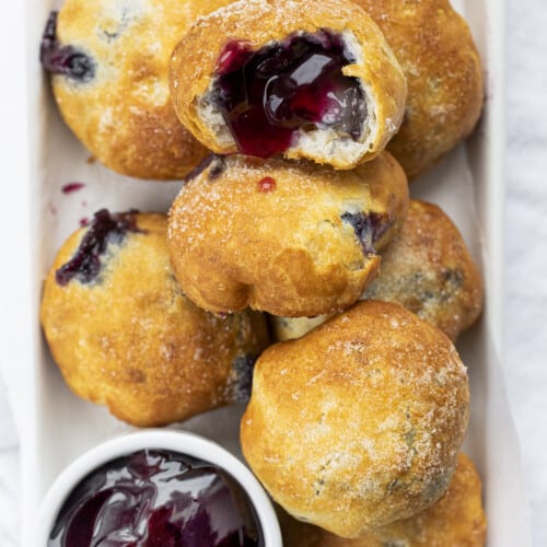 一刀切开一盘蓝莓派炸弹。早餐，蓝莓派炸弹，水果填充手派，空气炸锅食谱，蓝莓早餐，烤蓝莓甜点，甜点，樱桃派炸弹，烤派炸弹，食谱，我是面包师，iambaker