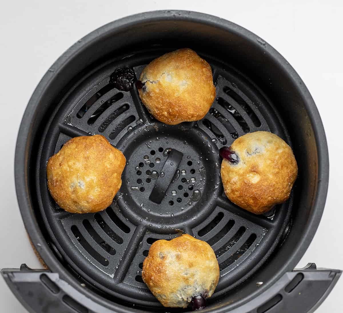 在空气炸锅里烤蓝莓派炸弹。早餐，蓝莓派炸弹，水果填充手派，空气炸锅食谱，蓝莓早餐，烤蓝莓甜点，甜点，樱桃派炸弹，烤派炸弹，食谱，我是面包师，iambaker