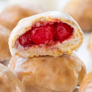 里面的樱桃派炸弹和堆叠在另一个樱桃派炸弹