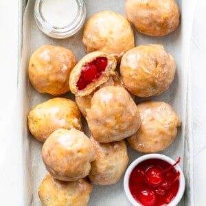 樱桃派炸弹在一个平底锅，羊皮纸，釉，樱桃以及一个樱桃炸弹切成两半