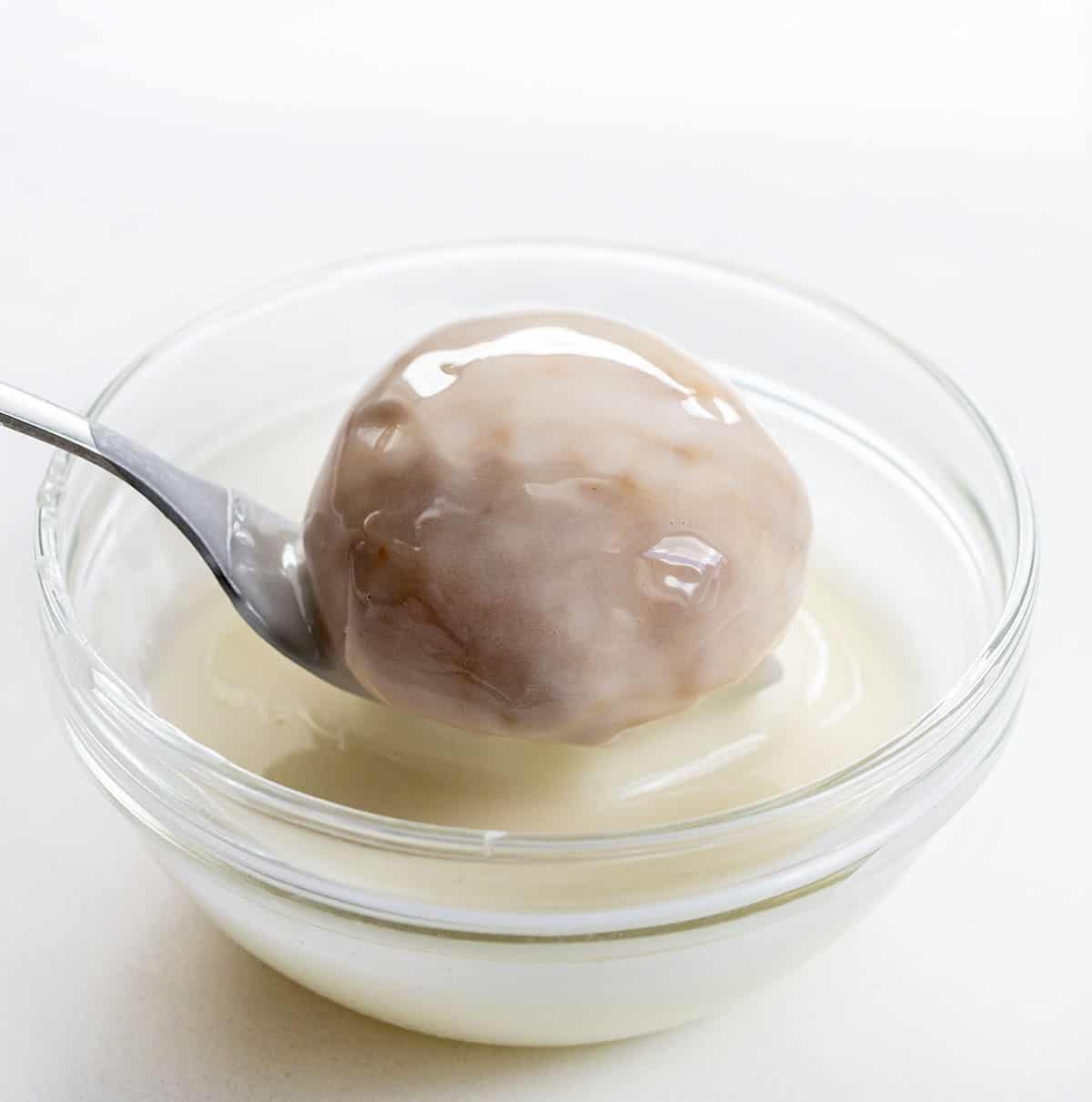 将樱桃派炸弹浸入釉中