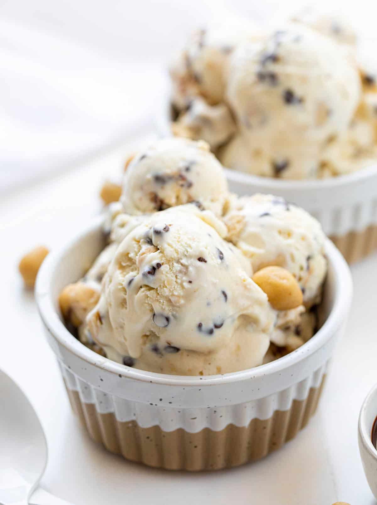 碗无搅拌饼干面团冰淇淋