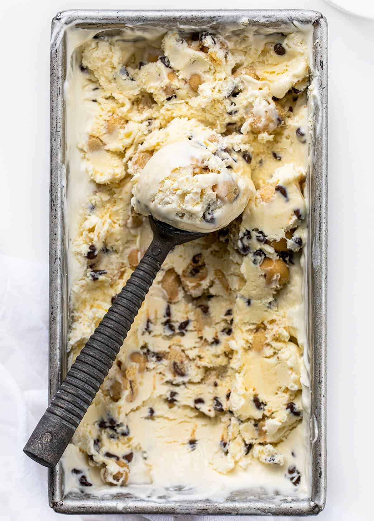 冰淇淋勺与碗无搅拌饼干面团冰淇淋在它在平底锅