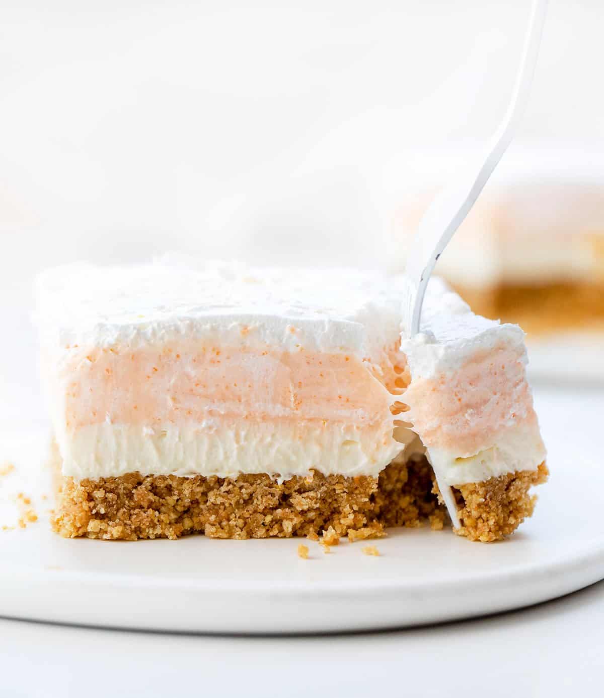 叉子咬了一口法式奶油棒