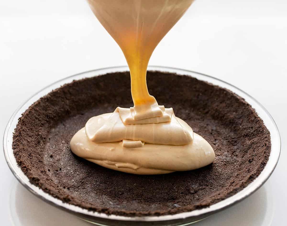 花生黄油面糊涌入巧克力派皮。