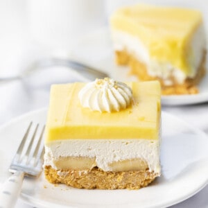 白色盘子配叉子的香蕉甜点。甜点，不烤甜点，不烤，香蕉甜点，夏季甜点，分层甜点，夏季食谱，烧烤食谱，香蕉布丁，丰盛的甜点，丰盛的食谱，全麦饼干，我是面包师，iambaker。