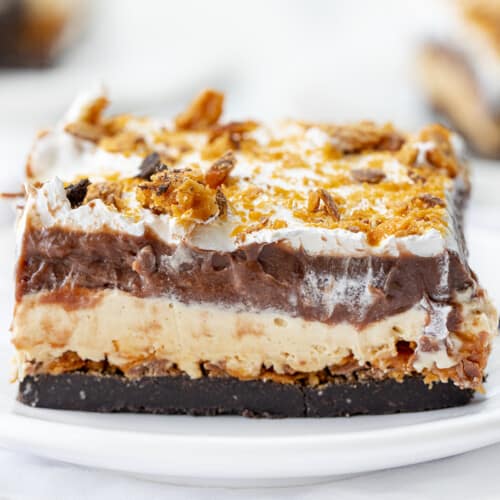 白盘子上的奶油手指。甜点，没有烘焙甜点，黄油手指甜点，分层甜点，郁郁葱葱，郁郁葱葱的甜点，甜点食谱，我是面包师，iambaker