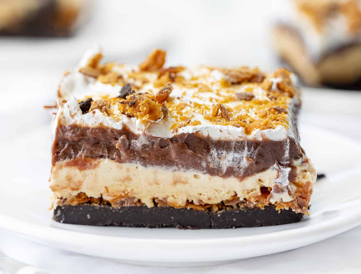 白盘子上的奶油手指。甜点，没有烘焙甜点，黄油手指甜点，分层甜点，郁郁葱葱，郁郁葱葱的甜点，甜点食谱，我是面包师，iambaker