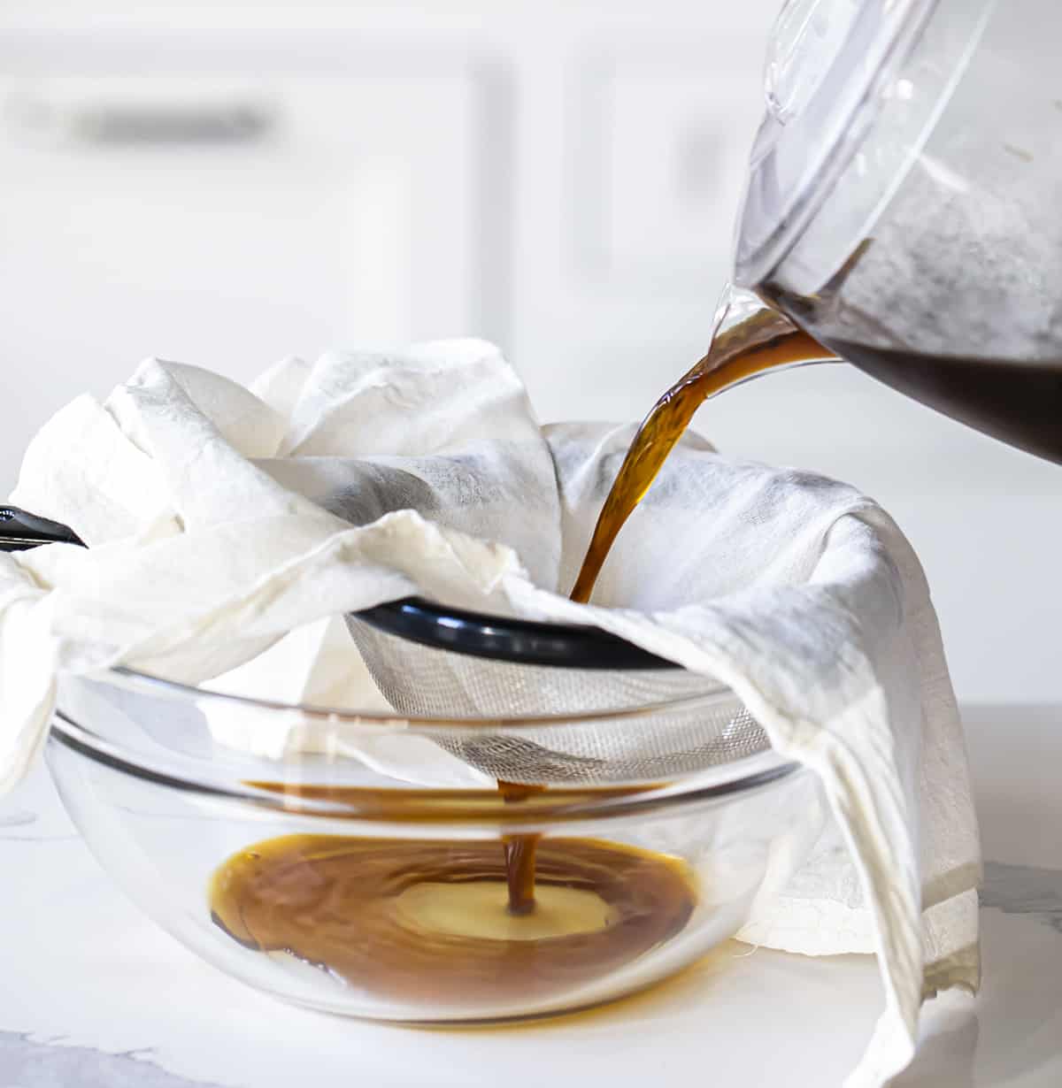 制作冷萃咖啡时如何过滤咖啡渣。冷萃，巧克力冷萃，巧克力奶油冷萃，如何制作冷萃，简单的冷萃，你如何提供冷萃，甜的冷萃，饮料，咖啡饮料，星巴克的山寨冷萃，iambaker，我是面包师。