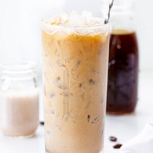 巧克力奶油冷萃后搅拌与冷萃和奶油在背景。冷萃，巧克力冷萃，巧克力奶油冷萃，如何制作冷萃，简单的冷萃，你如何提供冷萃，甜的冷萃，饮料，咖啡饮料，星巴克的山寨冷萃，iambaker，我是面包师。