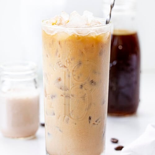 巧克力奶油冷萃后搅拌与冷萃和奶油在背景。冷萃，巧克力冷萃，巧克力奶油冷萃，如何制作冷萃，简单的冷萃，你如何提供冷萃，甜的冷萃，饮料，咖啡饮料，星巴克的山寨冷萃，iambaker，我是面包师。